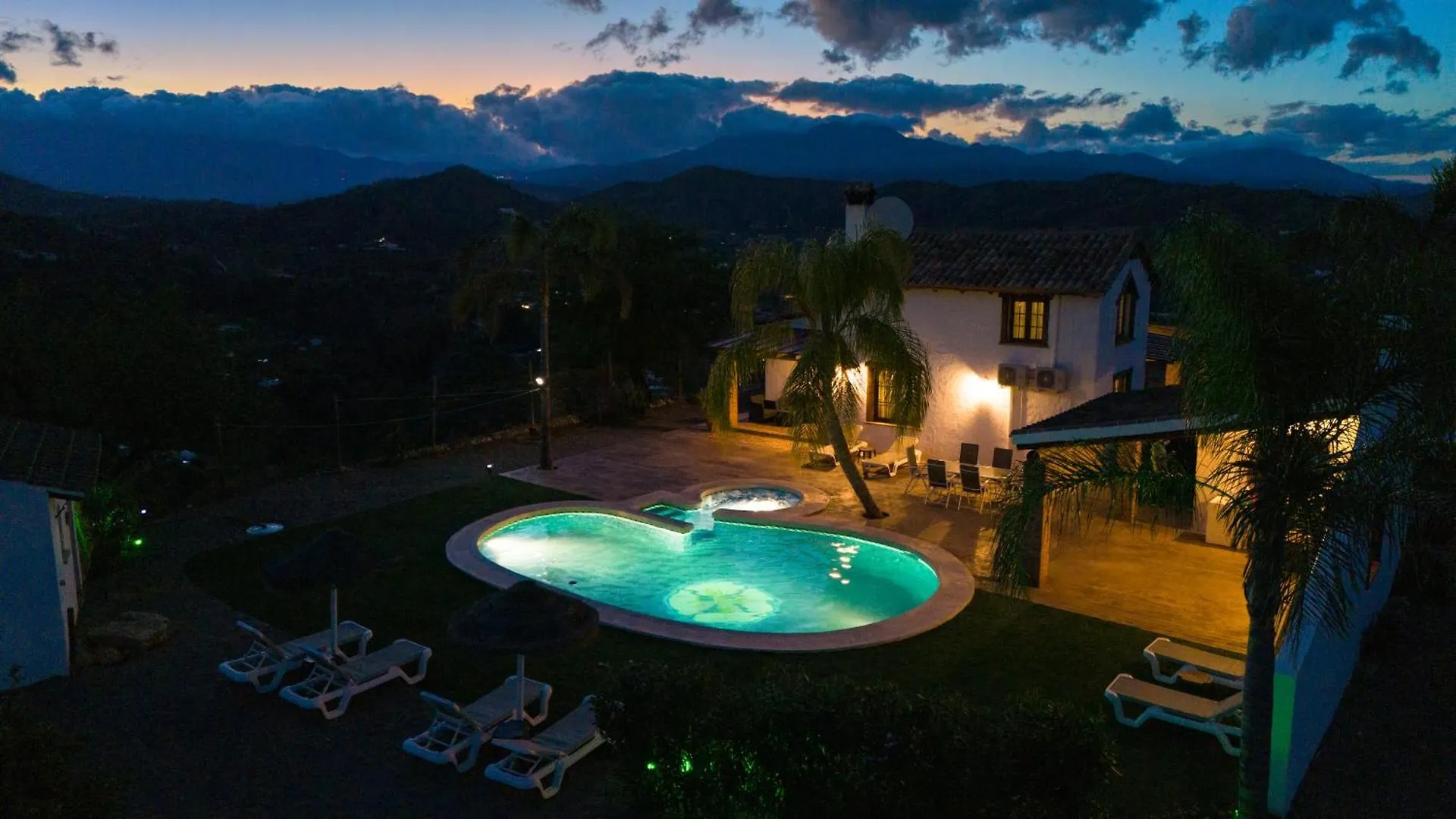 Finca El Cerro - Piscina Y Jacuzzi Malaga